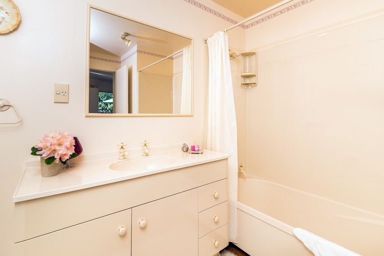 Photo of property in 2 Earle Place, Acacia Bay, Taupo, 3330