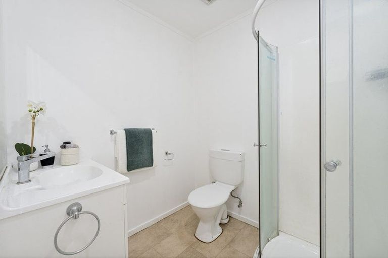 Photo of property in 28 Dallinghoe Crescent, Milford, Auckland, 0620