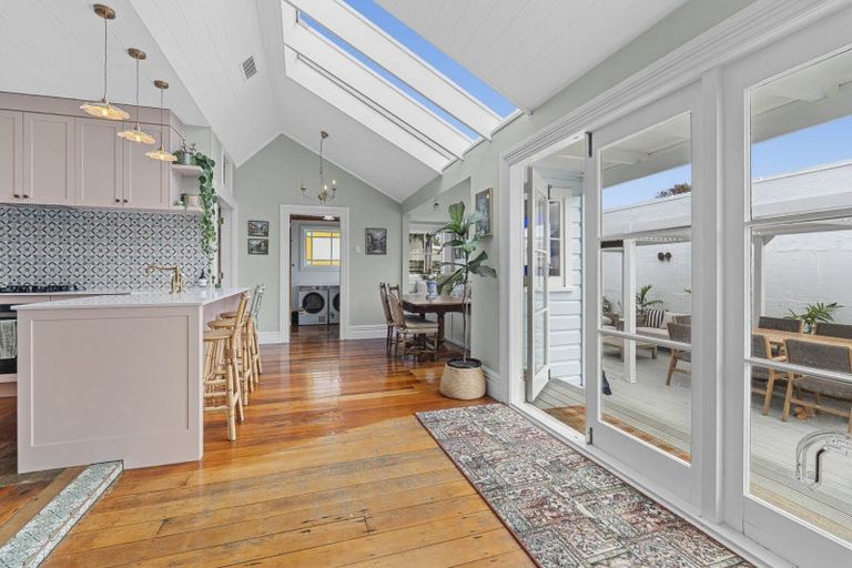 Photo of property in 18 Morley Street, New Plymouth, 4310