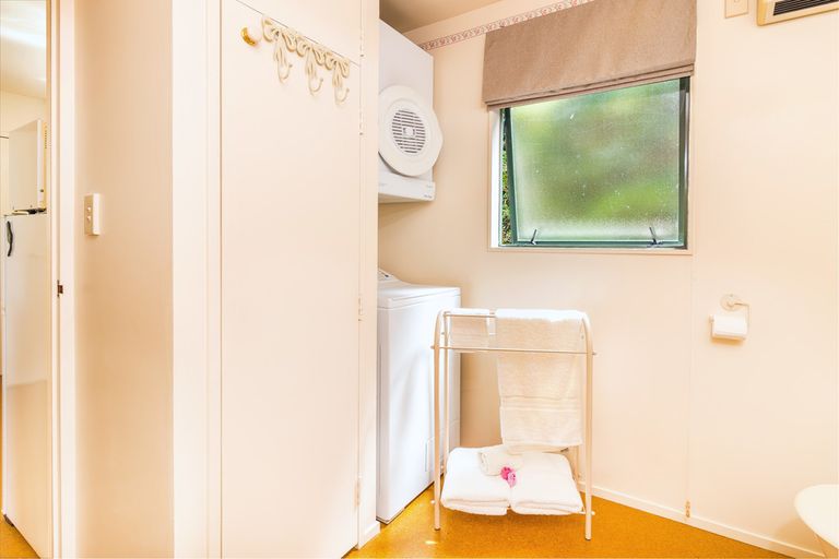 Photo of property in 2 Earle Place, Acacia Bay, Taupo, 3330