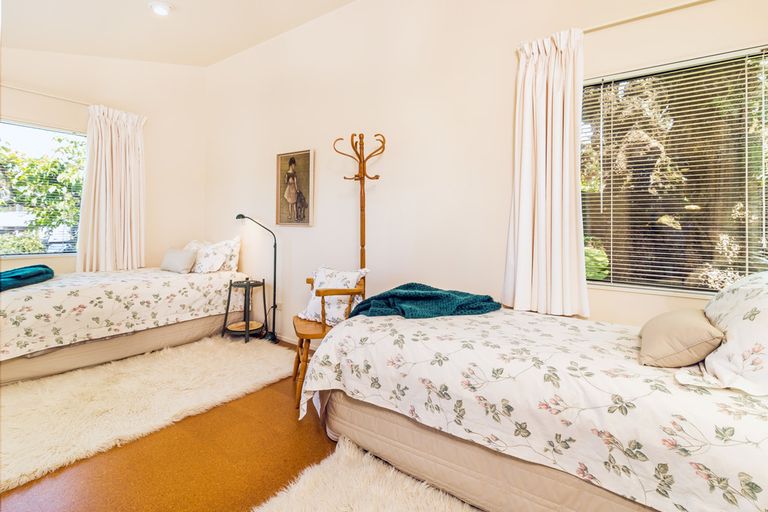 Photo of property in 2 Earle Place, Acacia Bay, Taupo, 3330