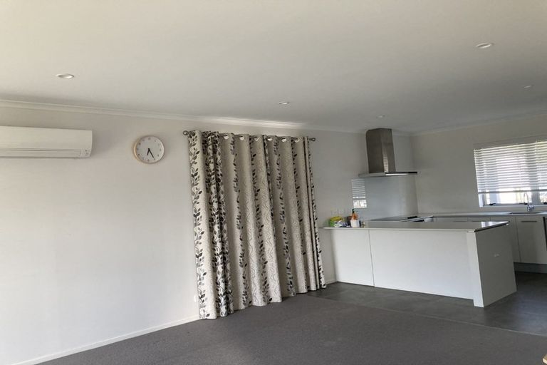 Photo of property in 37 Mettam Drive, Swanson, Auckland, 0614