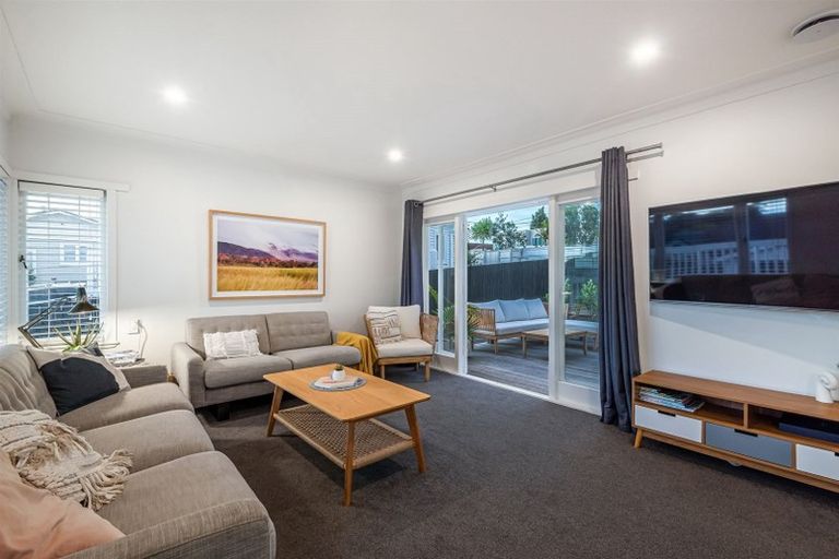 Photo of property in 2/232 East Coast Road, Forrest Hill, Auckland, 0620