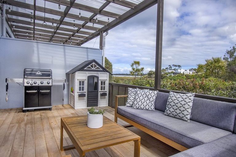 Photo of property in 9s Clearwater Cove, West Harbour, Auckland, 0618