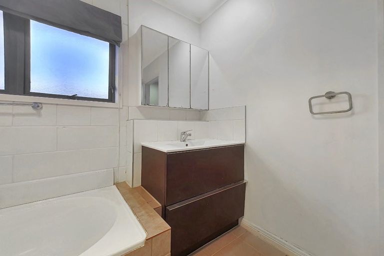 Photo of property in 130a Bruce Mclaren Road, Henderson, Auckland, 0612