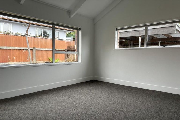 Photo of property in 45 Seaview Road, Marfell, New Plymouth, 4310