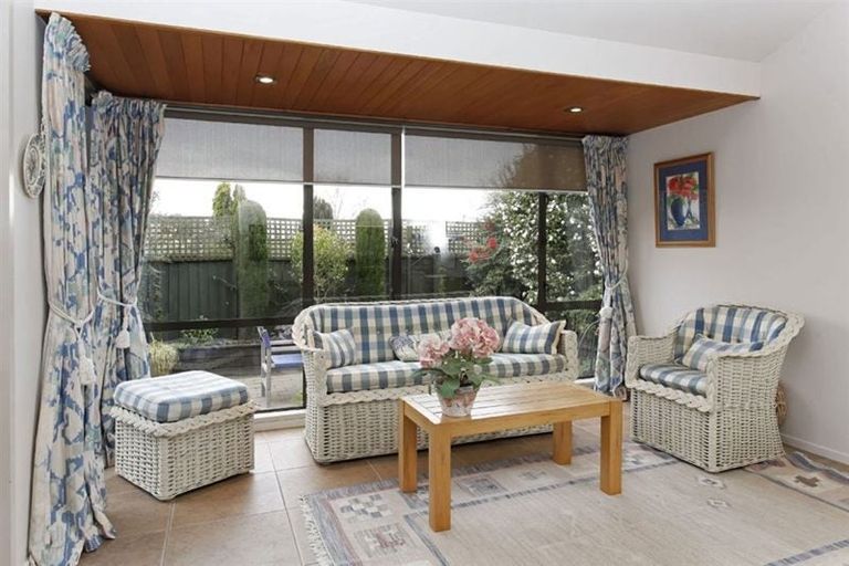 Photo of property in 43 Camberwell Place, Avonhead, Christchurch, 8042