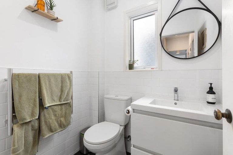 Photo of property in 16 Lawson Place, Mount Victoria, Wellington, 6011