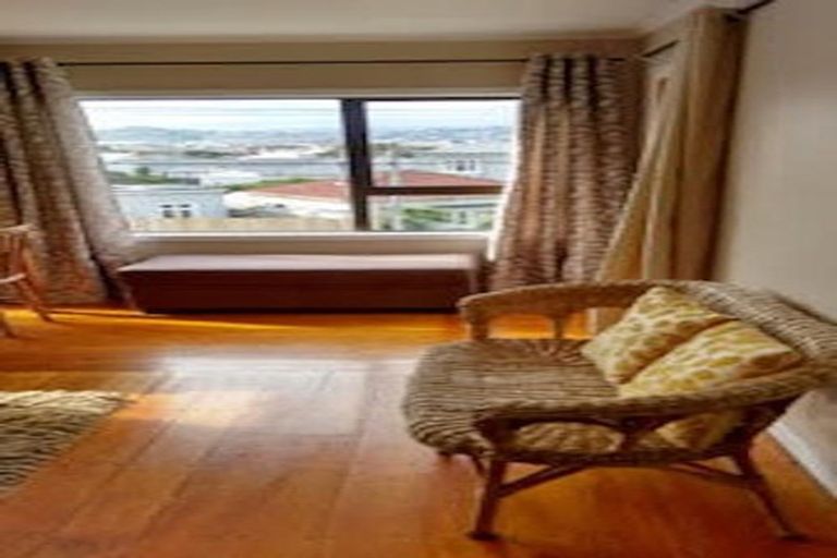Photo of property in 204 Sutherland Road, Lyall Bay, Wellington, 6022