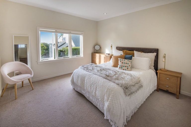 Photo of property in 1/11a Hauraki Road, Hauraki, Auckland, 0622