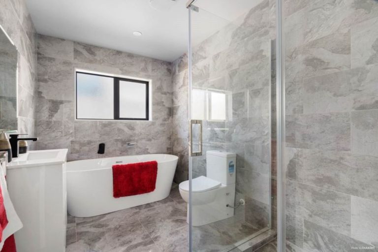 Photo of property in 5 Younger Lane, Massey, Auckland, 0614