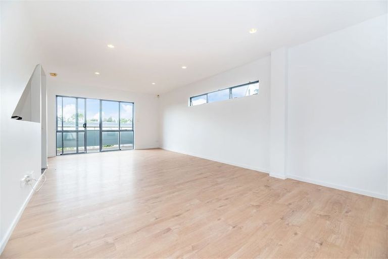 Photo of property in Lakeview Terrace, 19/14 Ambrico Place, New Lynn, Auckland, 0600