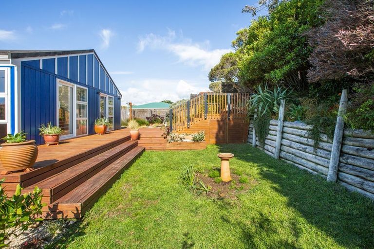 Photo of property in 2/11 Mervyn Place, Plimmerton, Porirua, 5026