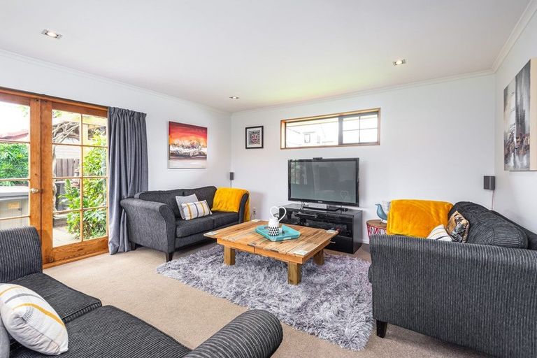 Photo of property in 8 Goodall Place, Redwood, Christchurch, 8051