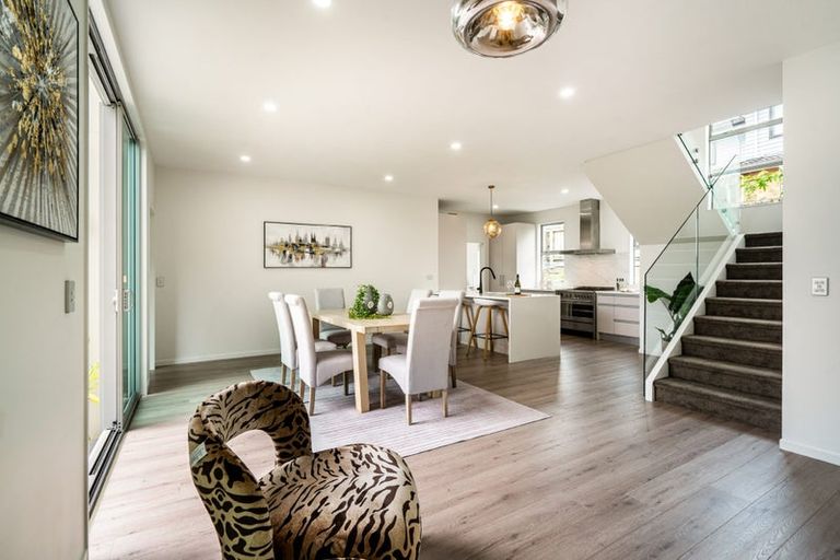 Photo of property in 90 Medallion Drive, Oteha, Auckland, 0632