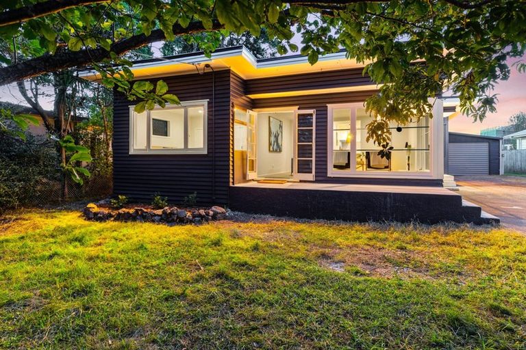 Photo of property in 11 Ranui Station Road, Ranui, Auckland, 0612