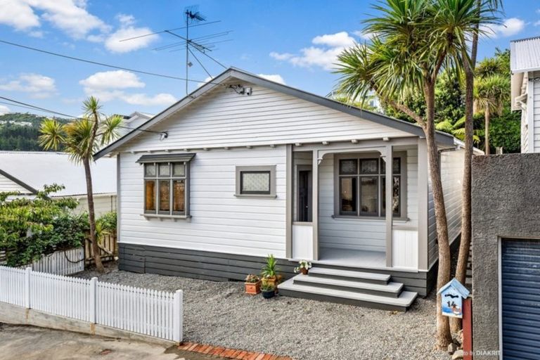 Photo of property in 14 Dee Street, Island Bay, Wellington, 6023