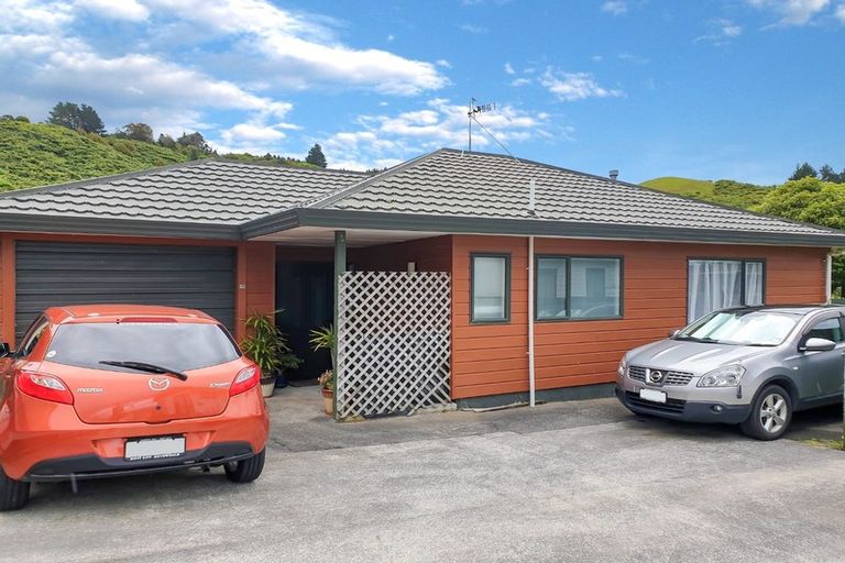 Photo of property in 2/3 Opurere Grove, Tirohanga, Lower Hutt, 5010