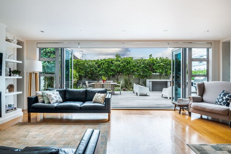 Photo of property in 5 Holiday Road, Milford, Auckland, 0620