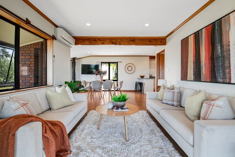 Photo of property in 15 Higham Ferrers Place, Red Beach, 0932