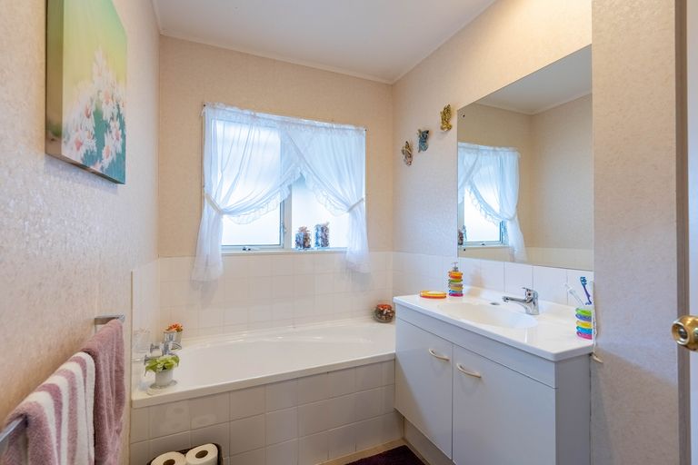 Photo of property in 5 Camberley Court, Manurewa East, Auckland, 2102