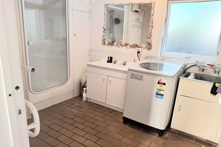 Photo of property in 10 Cyclarama Crescent, Massey, Auckland, 0614