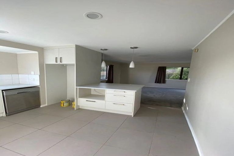 Photo of property in 17 St Catherine Crescent, West Harbour, Auckland, 0618
