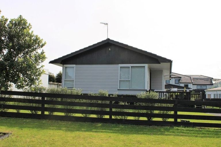 Photo of property in 4 Pipitea Place, Massey, Auckland, 0614