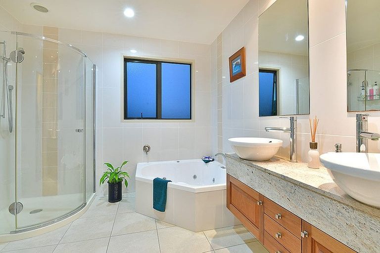 Photo of property in 15 Koraha Road, Kumeu, 0892