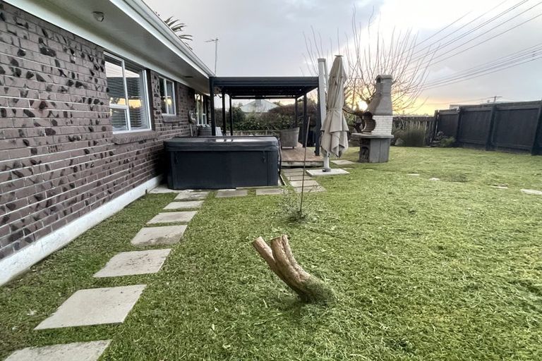 Photo of property in 1/2 Palm Court Drive, Glen Eden, Auckland, 0602