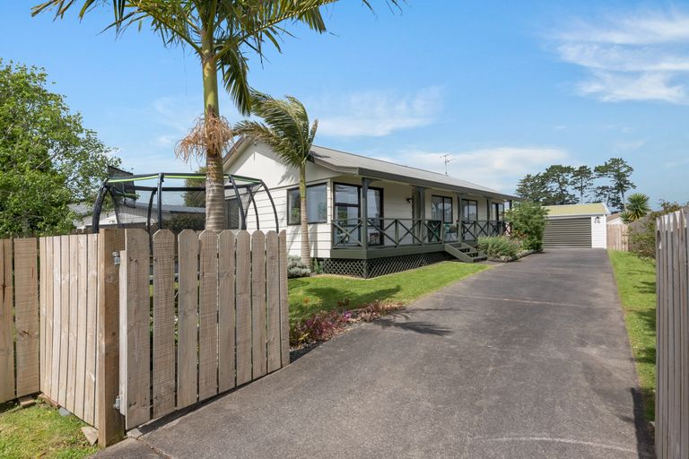 Photo of property in 25 Gosford Drive, Botany Downs, Auckland, 2010