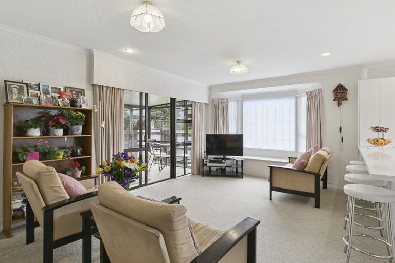 Photo of property in 87 Victory Crescent, Tawa, Wellington, 5028