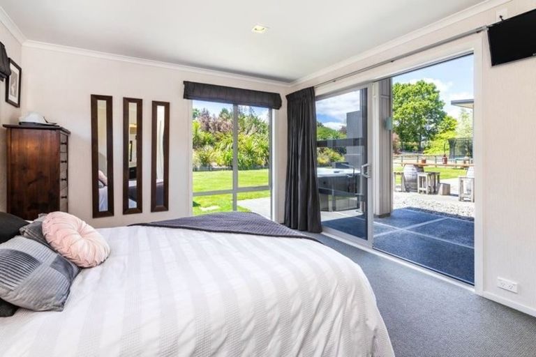 Photo of property in 27 Loch Views Road, Acacia Bay, Taupo, 3385