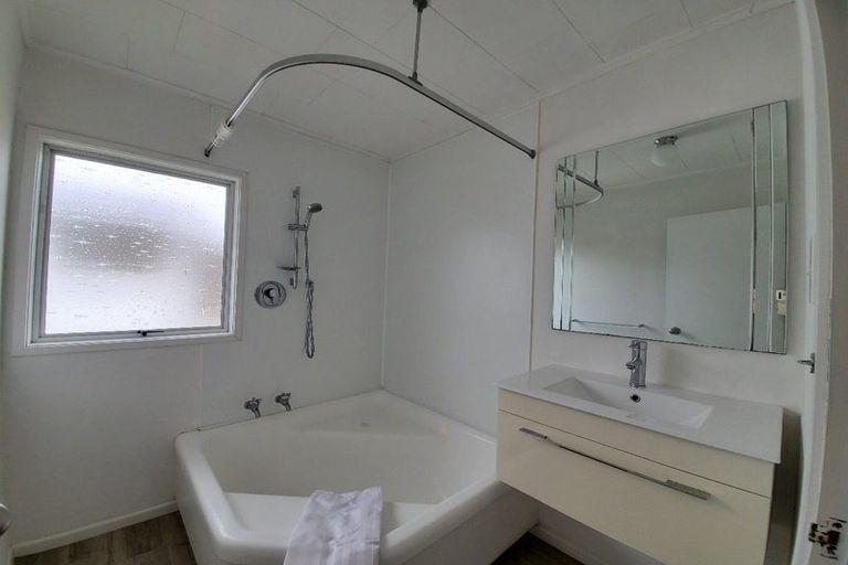 Photo of property in 1/802 East Coast Road, Oteha, Auckland, 0630