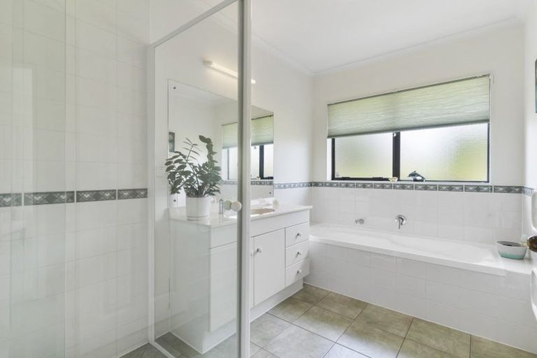 Photo of property in 2 Pat O'connor Place, Manurewa, Auckland, 2105