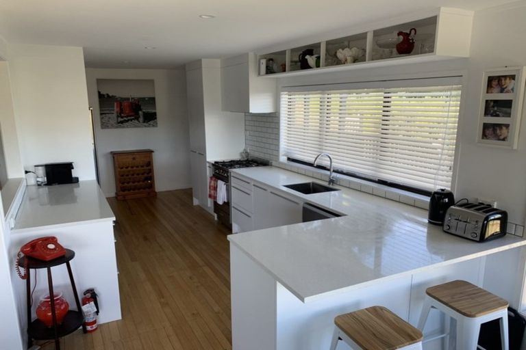 Photo of property in 5 Warwick Avenue, Titirangi, Auckland, 0604