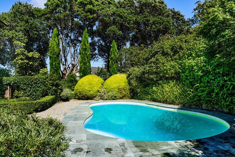 Photo of property in 2 Dillon Street, Lowry Bay, Lower Hutt, 5013