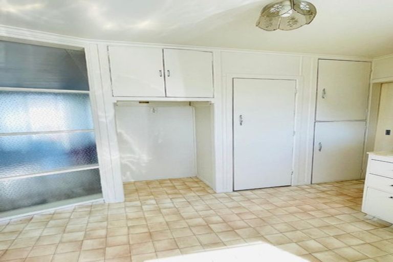 Photo of property in 31 Te Atatu Road, Te Atatu South, Auckland, 0610