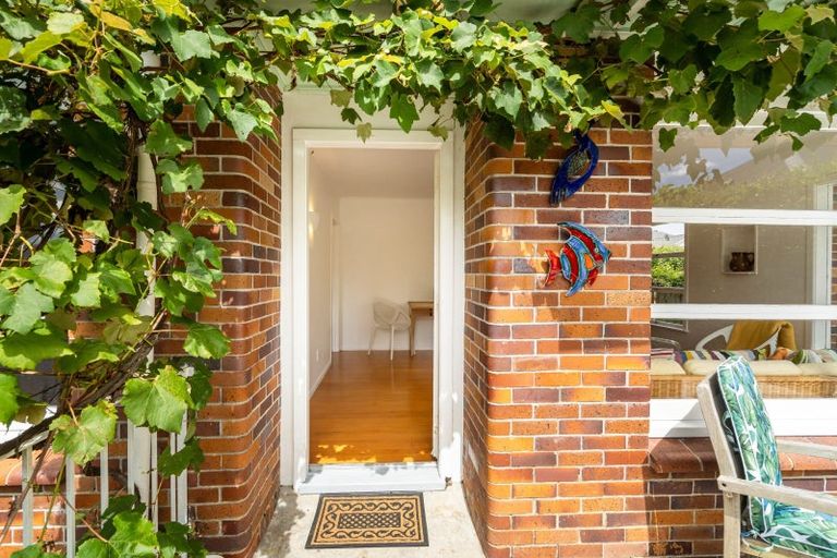 Photo of property in 2/2b Grove Road, Narrow Neck, Auckland, 0624