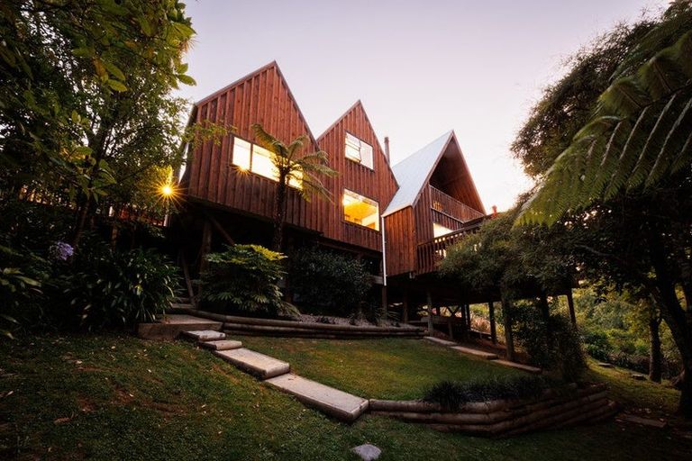 Photo of property in 43 Springdale Grove, Fitzherbert, Palmerston North, 4410