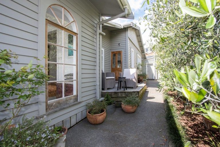 Photo of property in 18 Milton Terrace, Hospital Hill, Napier, 4110