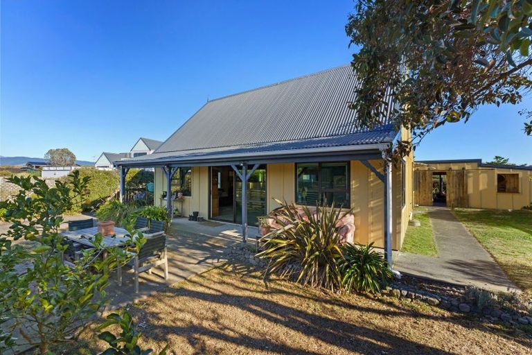 Photo of property in 6 James Street, Waikawa Beach, Levin, 5573