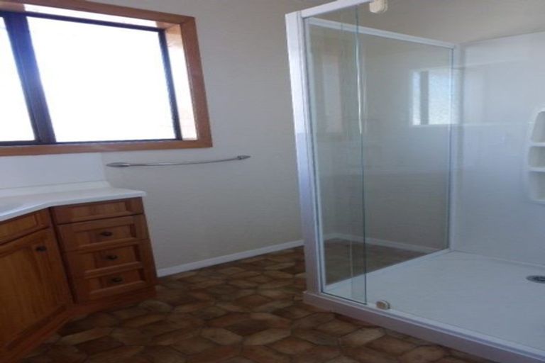 Photo of property in 5 Fairmile Place, Russley, Christchurch, 8042