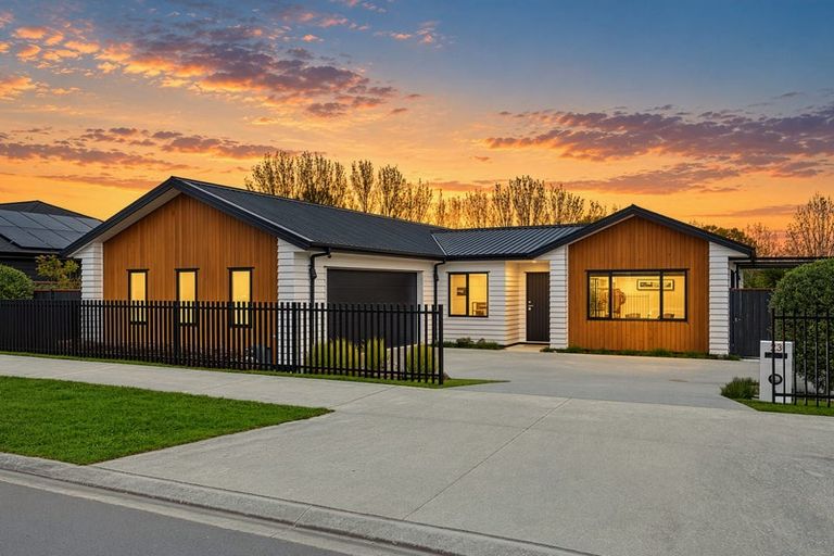 Photo of property in 23 Vogwill Road, Kumeu, 0810