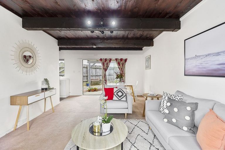 Photo of property in 138 Akaroa Drive, Maupuia, Wellington, 6022