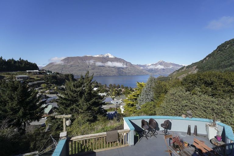 Photo of property in 18 Dart Place, Fernhill, Queenstown, 9300