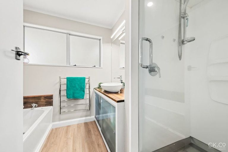 Photo of property in 28 Omaha Grove, Totara Park, Upper Hutt, 5018