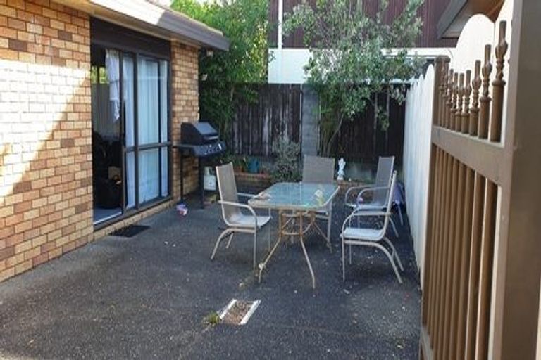 Photo of property in 15c Roberts Road, Te Atatu South, Auckland, 0610