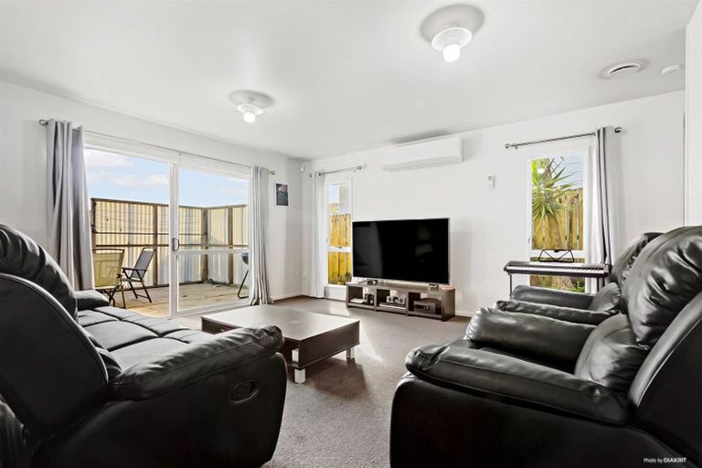 Photo of property in 2/39 Sungrove Rise, Sunnyvale, Auckland, 0612