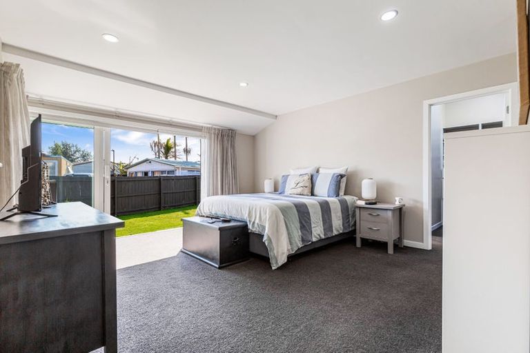 Photo of property in 21 Glenhaven Place, Te Atatu Peninsula, Auckland, 0610